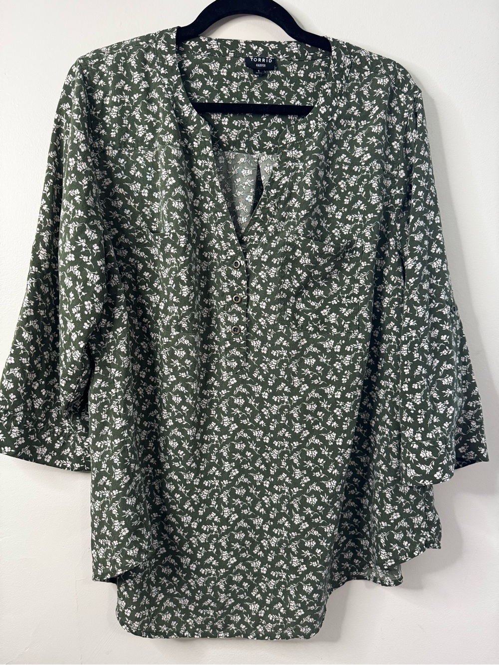 Torrid Harper Challis Olive Green White Floral Pullover Blouse Size 1